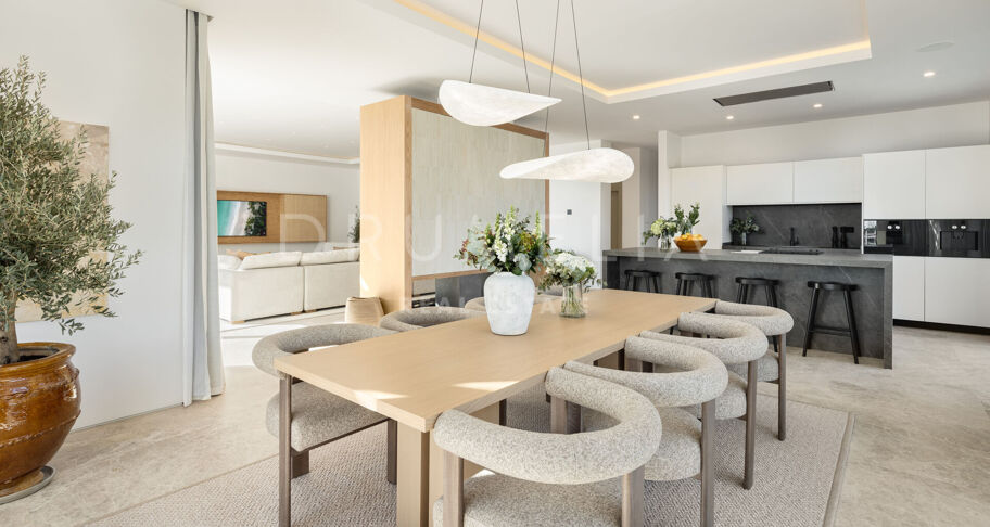 Luxurious Frontline Golf Villa with Breathtaking Views in La Cerquilla, Nueva Andalucía