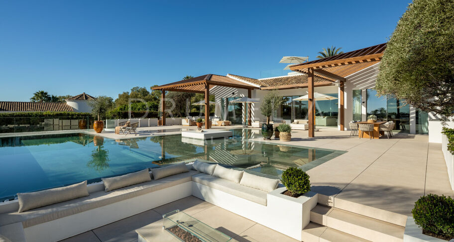 Luxurious Frontline Golf Villa with Breathtaking Views in La Cerquilla, Nueva Andalucía
