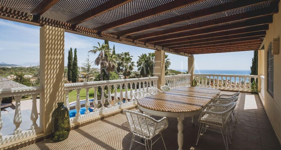 Exklusive Villa mit 7 Schlafzimmern und Meer- und Bergblick in Don Pedro, Estepona