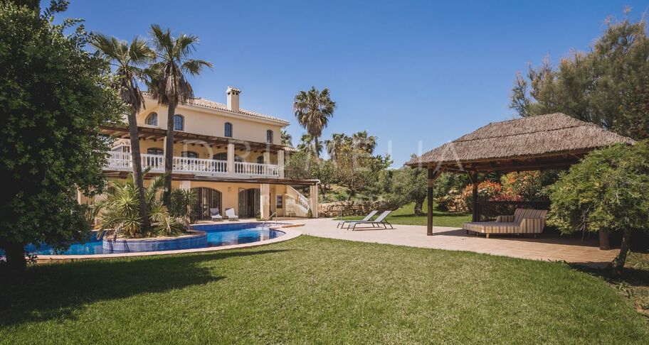 Exklusive Villa mit 7 Schlafzimmern und Meer- und Bergblick in Don Pedro, Estepona