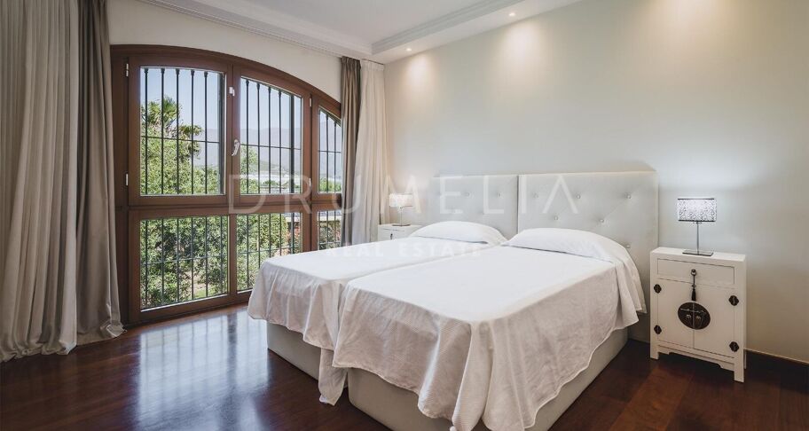 Exklusive Villa mit 7 Schlafzimmern und Meer- und Bergblick in Don Pedro, Estepona