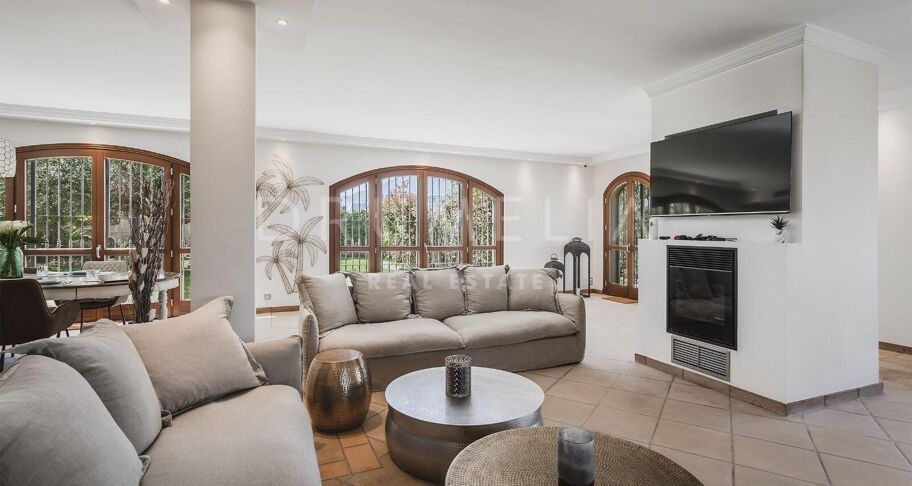 Exklusive Villa mit 7 Schlafzimmern und Meer- und Bergblick in Don Pedro, Estepona