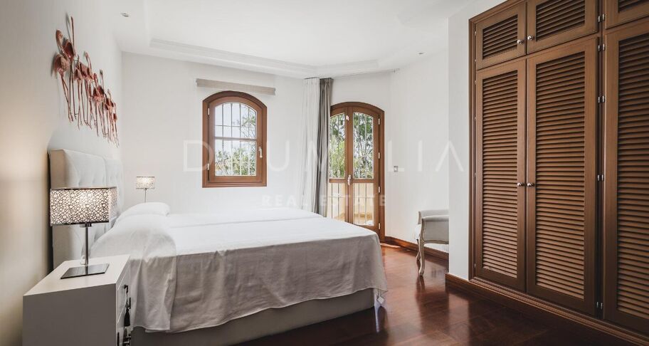 Exklusive Villa mit 7 Schlafzimmern und Meer- und Bergblick in Don Pedro, Estepona