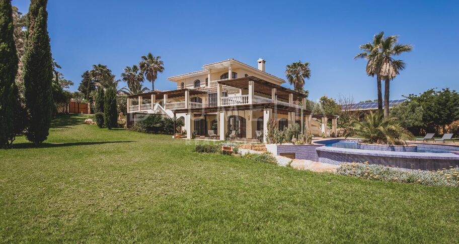 Exklusive Villa mit 7 Schlafzimmern und Meer- und Bergblick in Don Pedro, Estepona