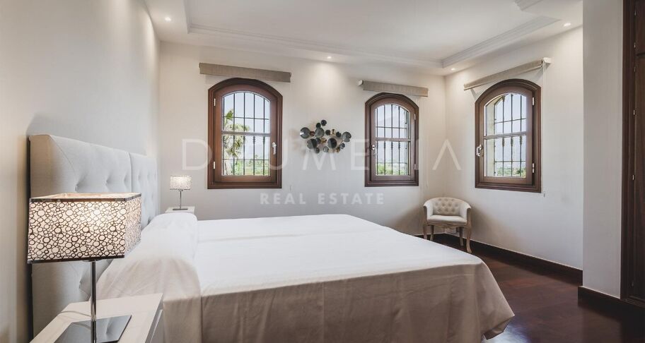 Exklusive Villa mit 7 Schlafzimmern und Meer- und Bergblick in Don Pedro, Estepona