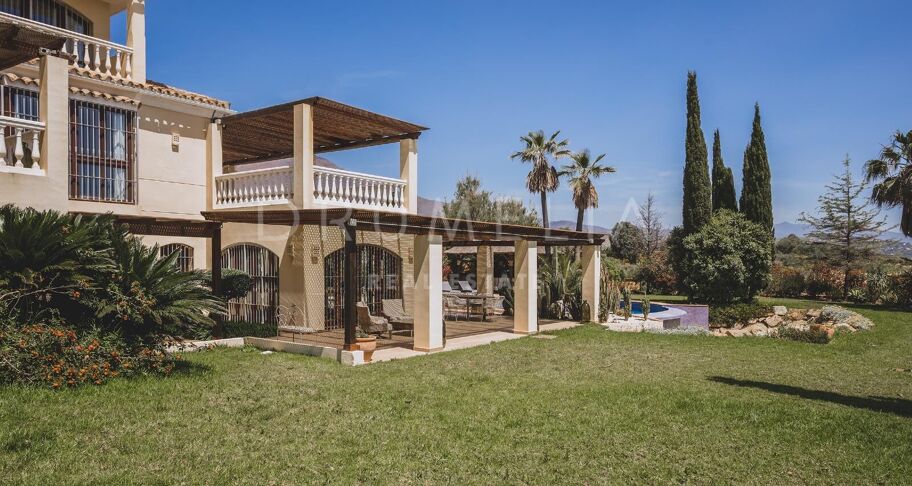 Exklusive Villa mit 7 Schlafzimmern und Meer- und Bergblick in Don Pedro, Estepona