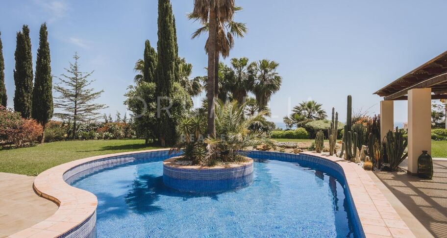 Exklusive Villa mit 7 Schlafzimmern und Meer- und Bergblick in Don Pedro, Estepona