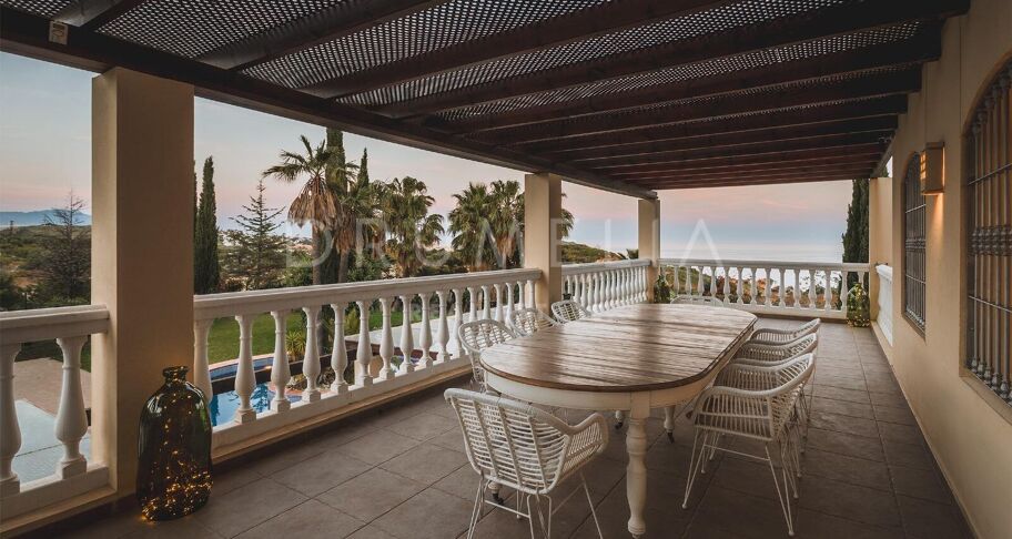 Exklusive Villa mit 7 Schlafzimmern und Meer- und Bergblick in Don Pedro, Estepona
