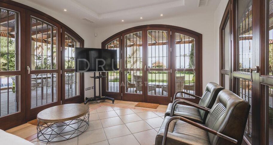 Exklusive Villa mit 7 Schlafzimmern und Meer- und Bergblick in Don Pedro, Estepona