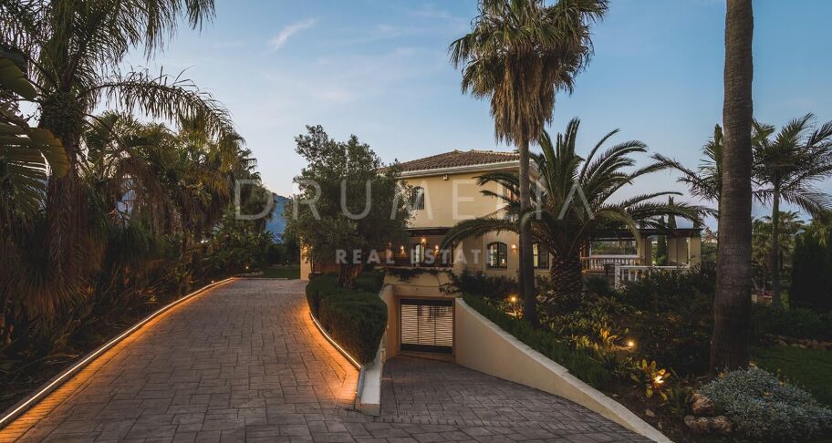 Exklusive Villa mit 7 Schlafzimmern und Meer- und Bergblick in Don Pedro, Estepona