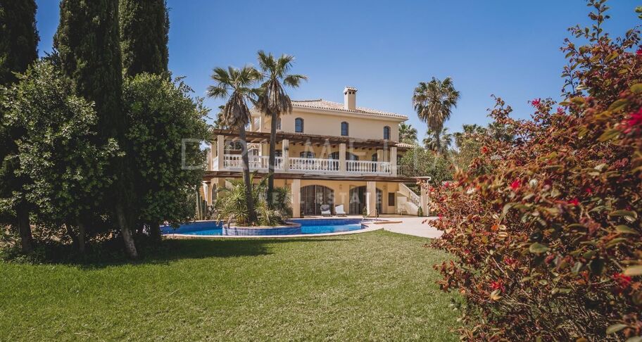 Exklusive Villa mit 7 Schlafzimmern und Meer- und Bergblick in Don Pedro, Estepona