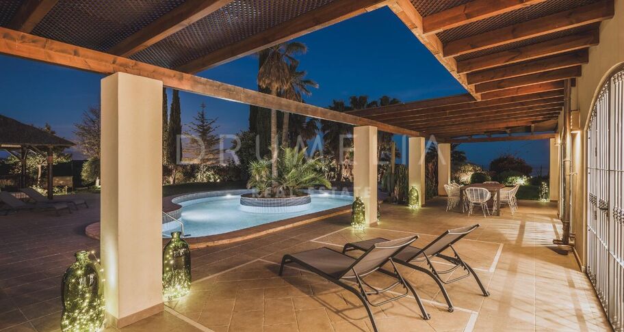 Exklusive Villa mit 7 Schlafzimmern und Meer- und Bergblick in Don Pedro, Estepona
