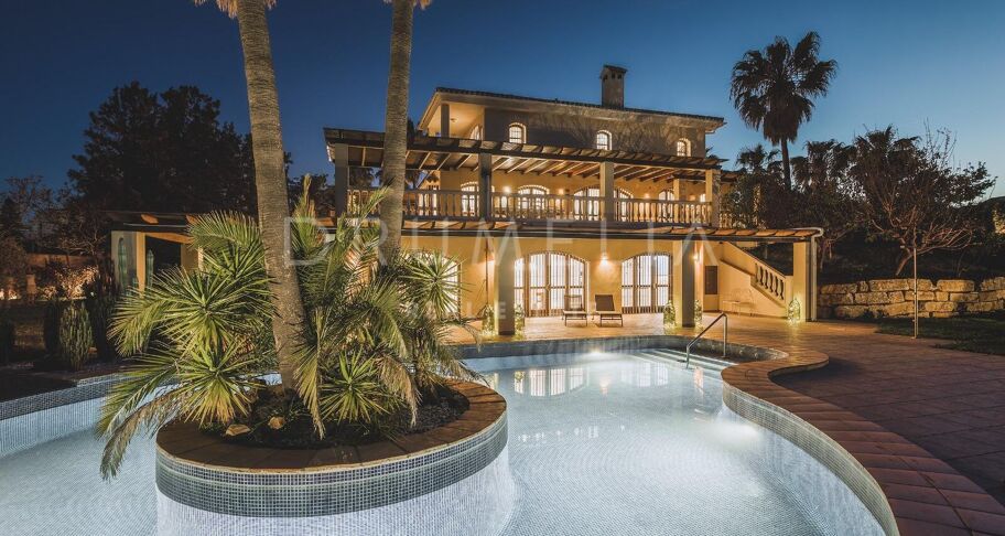 Exklusive Villa mit 7 Schlafzimmern und Meer- und Bergblick in Don Pedro, Estepona