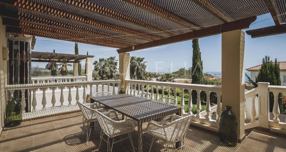 Exklusive Villa mit 7 Schlafzimmern und Meer- und Bergblick in Don Pedro, Estepona