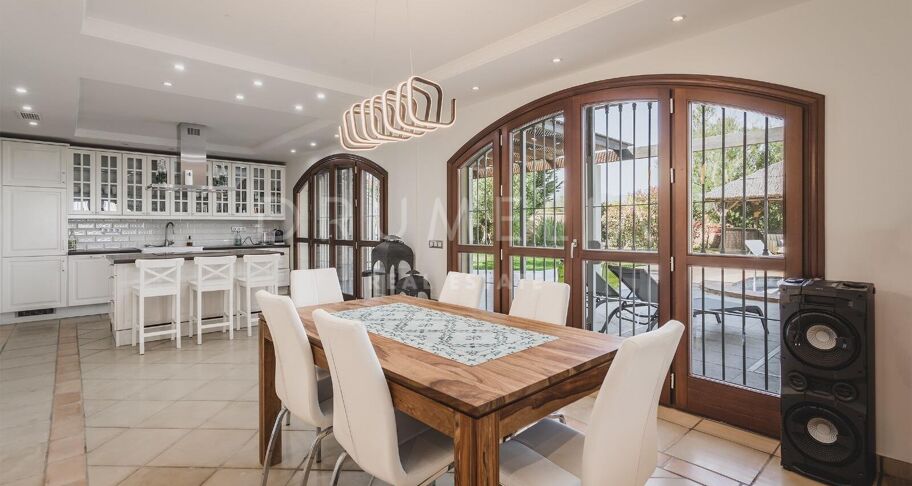 Exklusive Villa mit 7 Schlafzimmern und Meer- und Bergblick in Don Pedro, Estepona