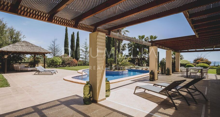Exklusive Villa mit 7 Schlafzimmern und Meer- und Bergblick in Don Pedro, Estepona