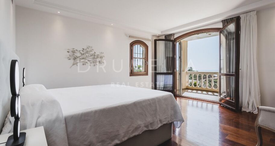 Exklusive Villa mit 7 Schlafzimmern und Meer- und Bergblick in Don Pedro, Estepona