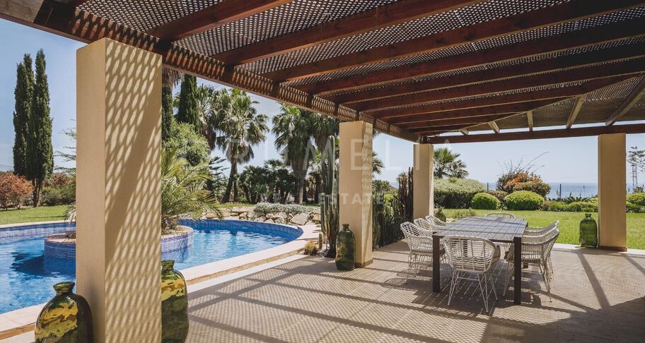 Exklusive Villa mit 7 Schlafzimmern und Meer- und Bergblick in Don Pedro, Estepona