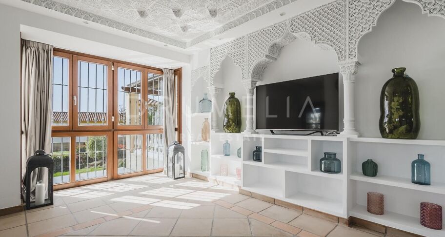 Exklusive Villa mit 7 Schlafzimmern und Meer- und Bergblick in Don Pedro, Estepona