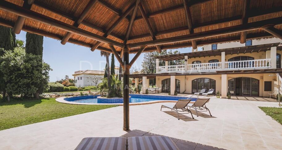Exklusive Villa mit 7 Schlafzimmern und Meer- und Bergblick in Don Pedro, Estepona