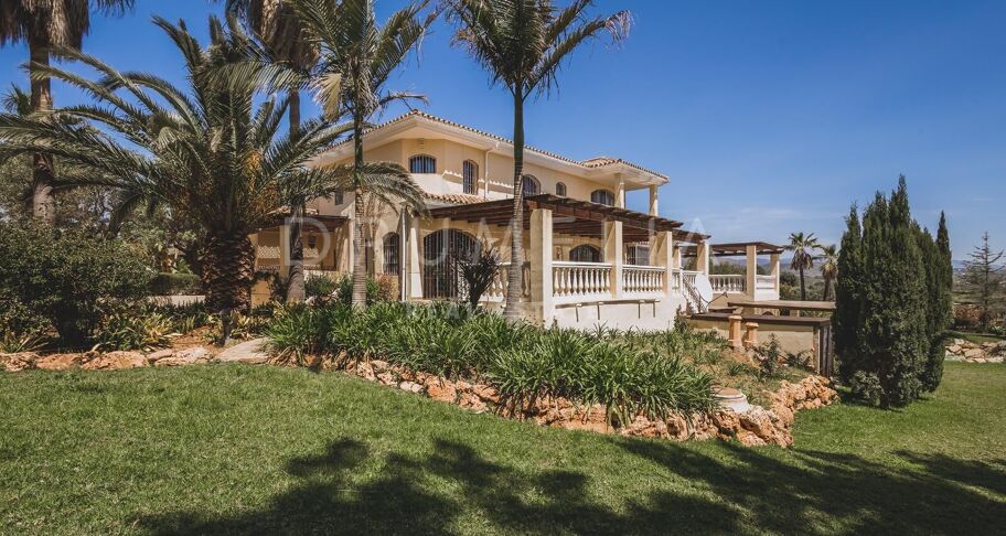 Exklusive Villa mit 7 Schlafzimmern und Meer- und Bergblick in Don Pedro, Estepona
