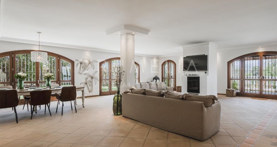 Exklusive Villa mit 7 Schlafzimmern und Meer- und Bergblick in Don Pedro, Estepona