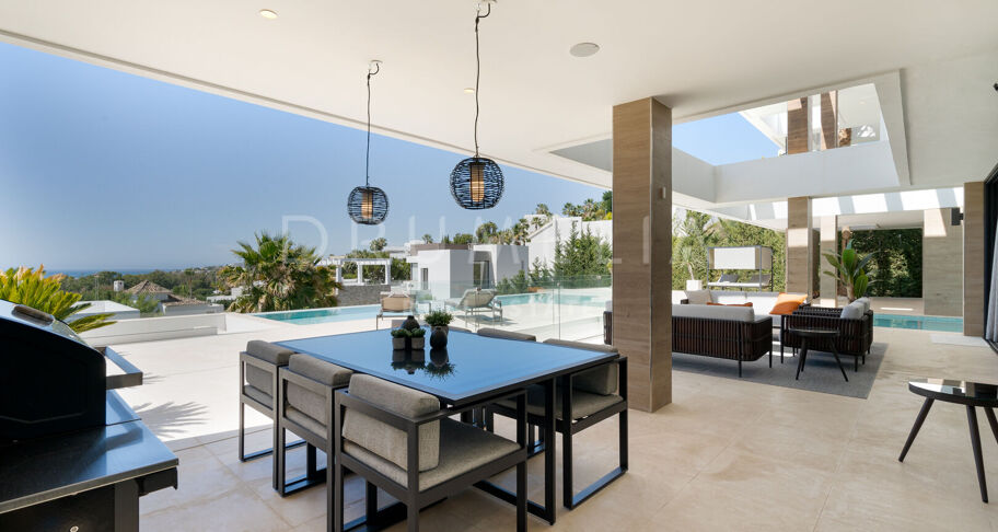 Modern Villa with Panoramic Sea Views in La Alquería, Benahavís