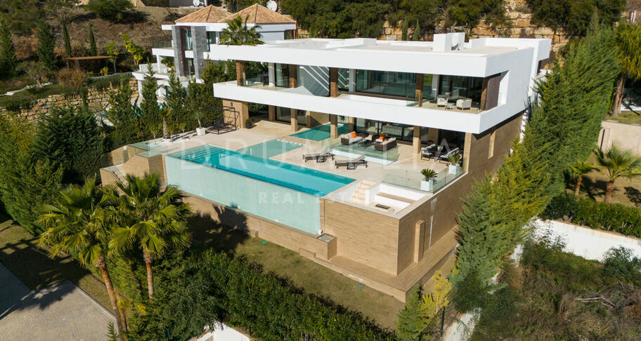 Modern Villa with Panoramic Sea Views in La Alquería, Benahavís