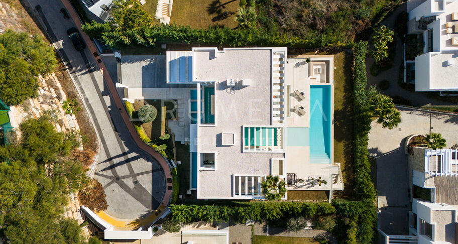 Modern Villa with Panoramic Sea Views in La Alquería, Benahavís