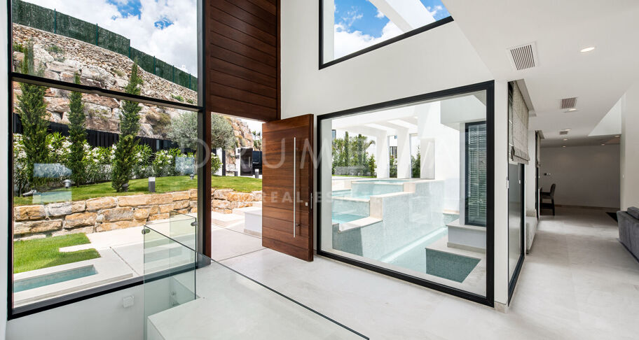 Modern Villa with Panoramic Sea Views in La Alquería, Benahavís