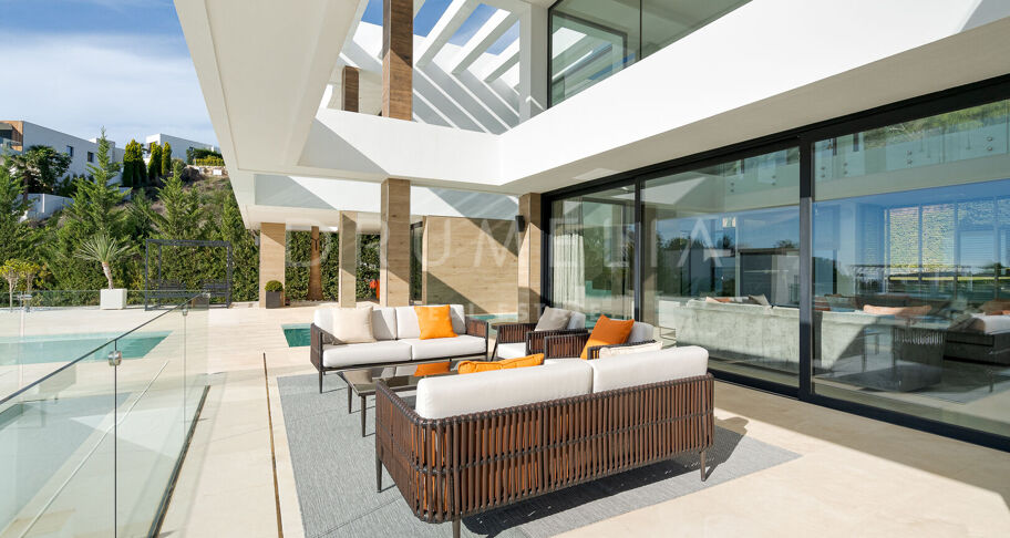 Modern Villa with Panoramic Sea Views in La Alquería, Benahavís
