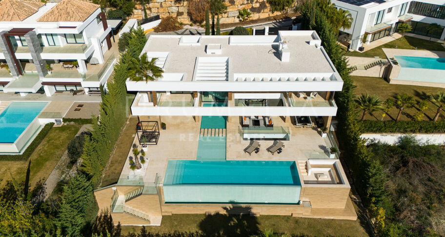 Modern Villa with Panoramic Sea Views in La Alquería, Benahavís