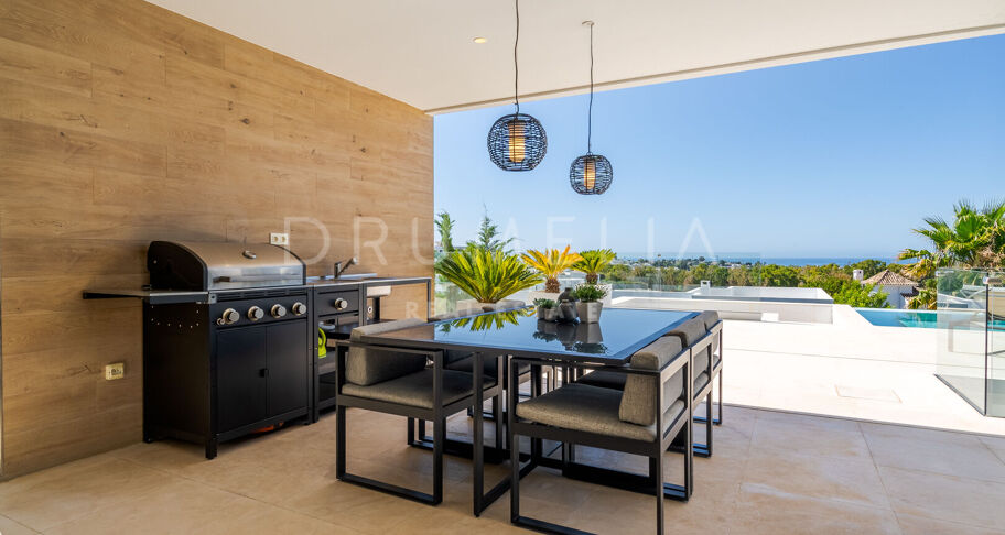 Modern Villa with Panoramic Sea Views in La Alquería, Benahavís