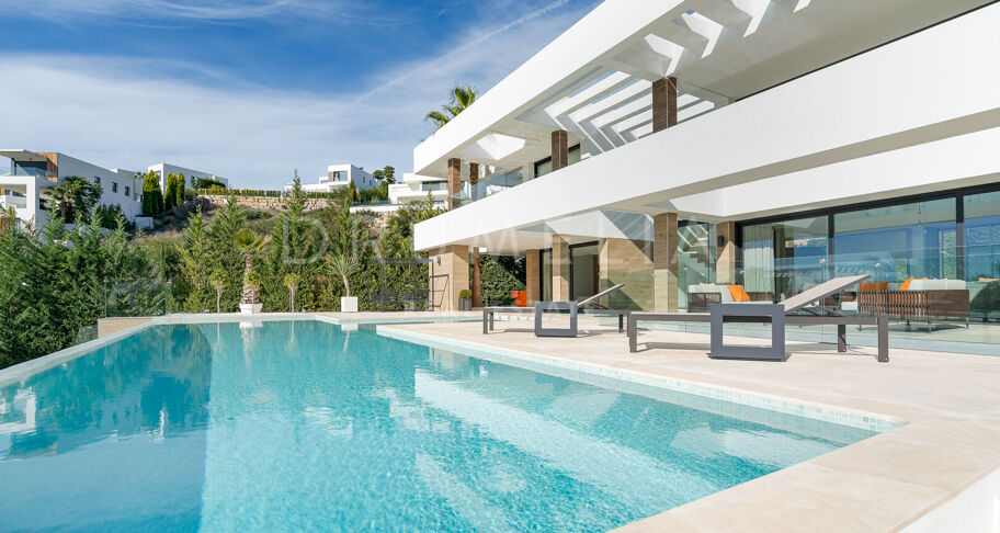 Modern Villa with Panoramic Sea Views in La Alquería, Benahavís