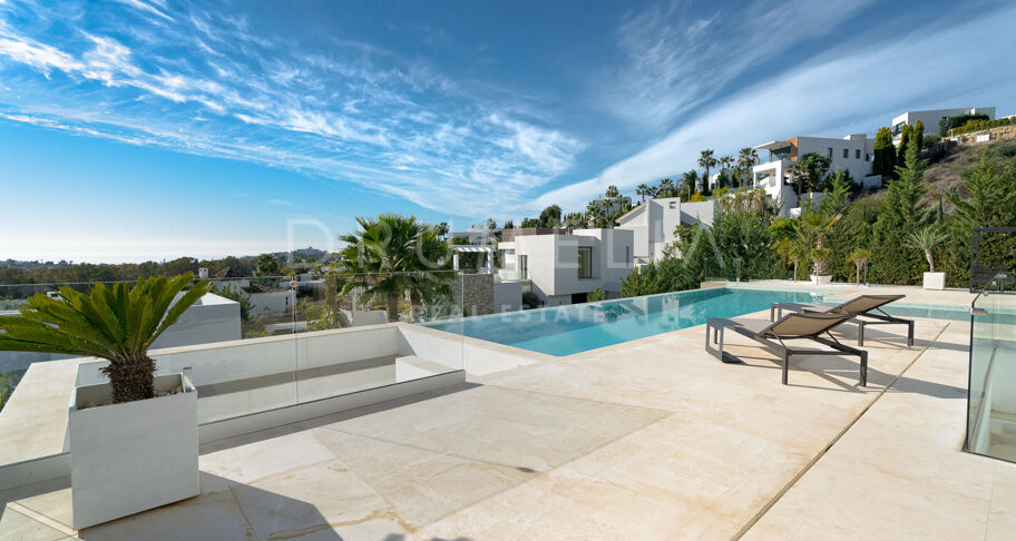 Modern Villa with Panoramic Sea Views in La Alquería, Benahavís