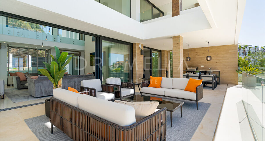 Modern Villa with Panoramic Sea Views in La Alquería, Benahavís