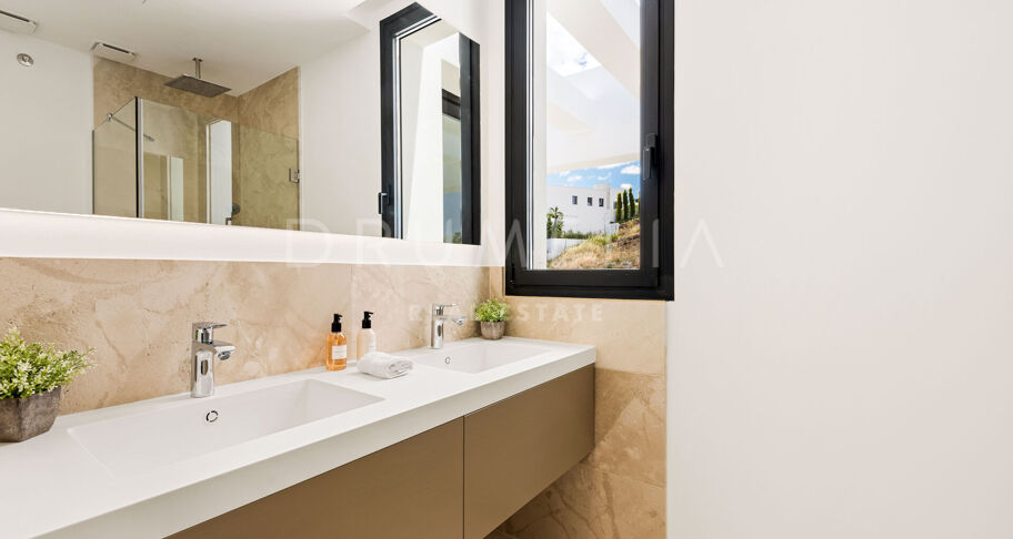 Modern Villa with Panoramic Sea Views in La Alquería, Benahavís