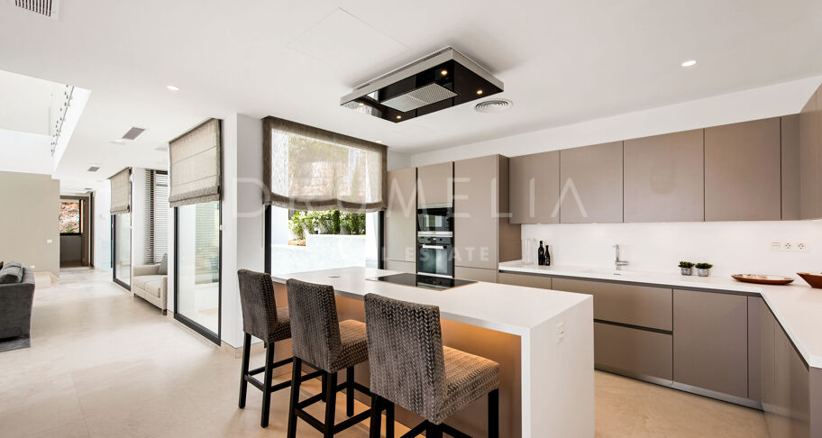 Modern Villa with Panoramic Sea Views in La Alquería, Benahavís