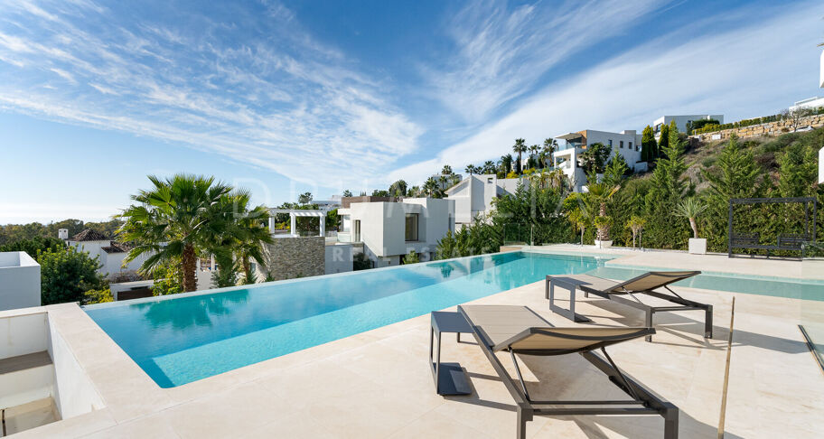 Modern Villa with Panoramic Sea Views in La Alquería, Benahavís