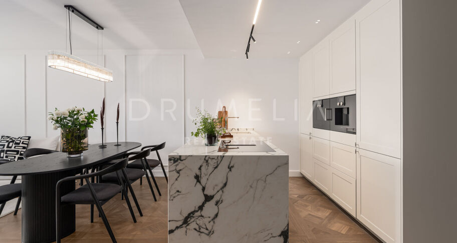 Elegancki Apartament Przy Plaży na Złotej Mili w Marbelli