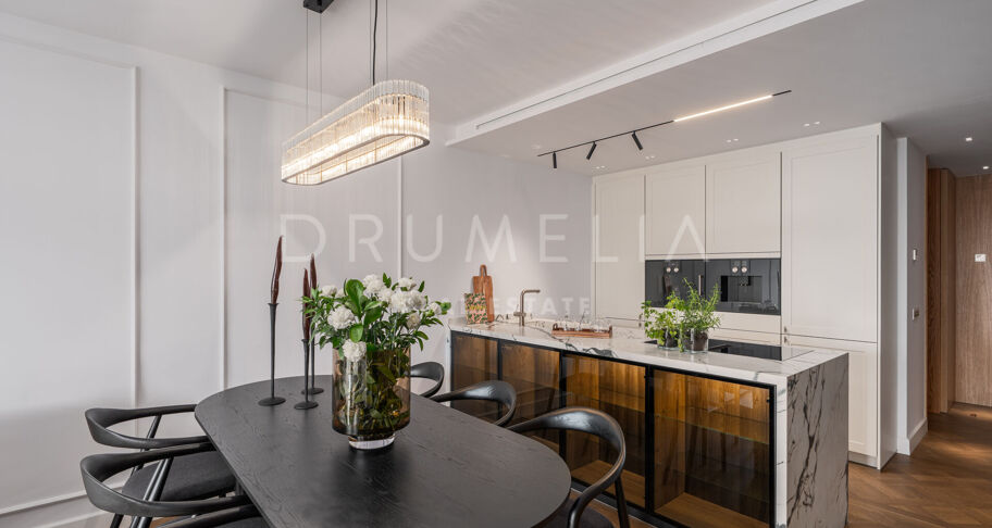 Elegancki Apartament Przy Plaży na Złotej Mili w Marbelli