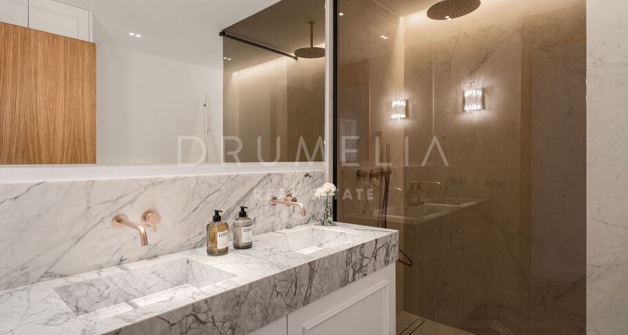 Elegancki Apartament Przy Plaży na Złotej Mili w Marbelli