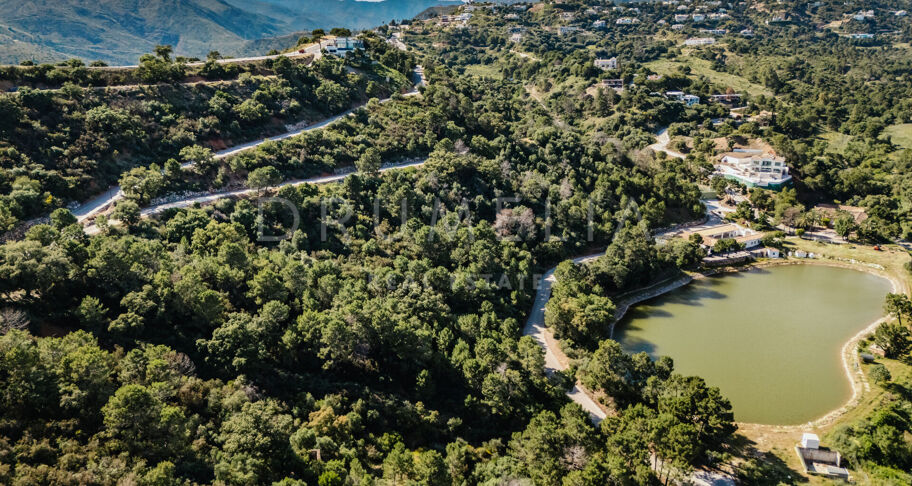 Plot with panoramic sea, lake and mountain views in Monte Mayor in Benahavis
