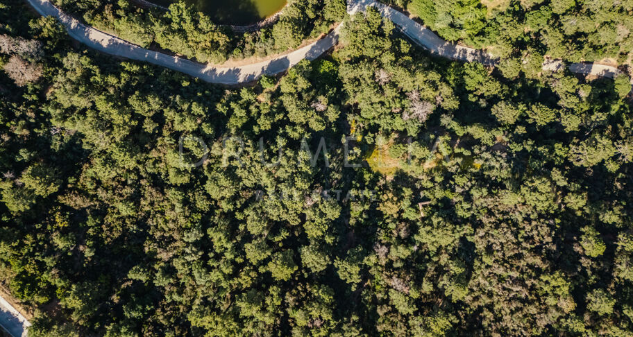 Plot with panoramic sea, lake and mountain views in Monte Mayor in Benahavis