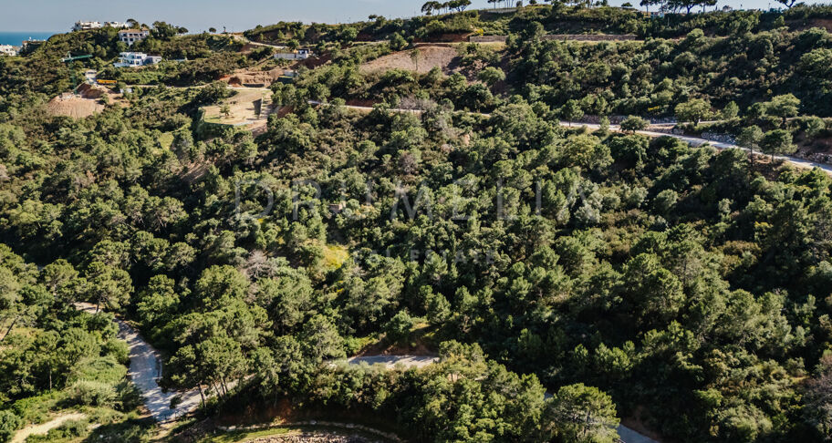 Plot with panoramic sea, lake and mountain views in Monte Mayor in Benahavis