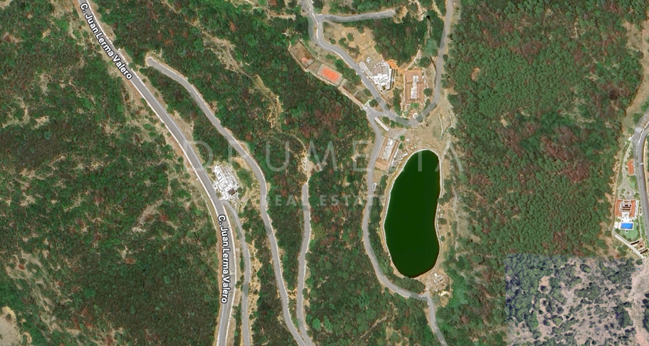 Plot with panoramic sea, lake and mountain views in Monte Mayor in Benahavis