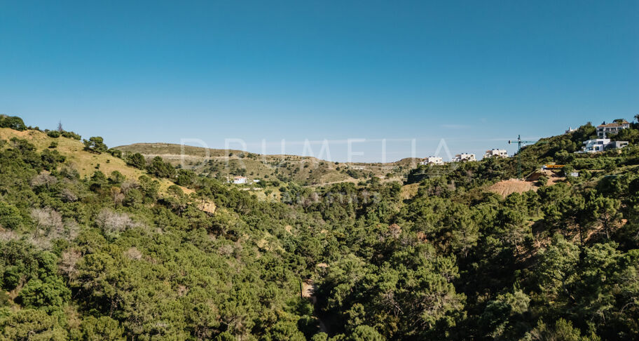 Plot with panoramic sea, lake and mountain views in Monte Mayor in Benahavis