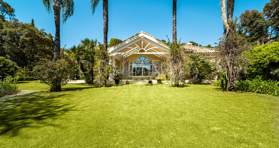 Frontline Golfvilla met Tropische Tuinen in La Zagaleta, Benahavís