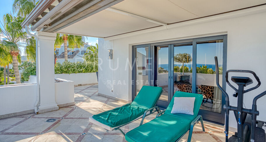 Impresionante Ático Dúplex Orientado al Sur en Monte Paraíso Country Club, Marbella