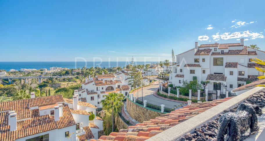 Impresionante Ático Dúplex Orientado al Sur en Monte Paraíso Country Club, Marbella
